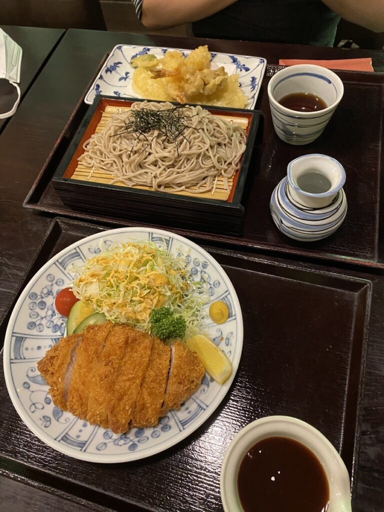 カツとそばの写真