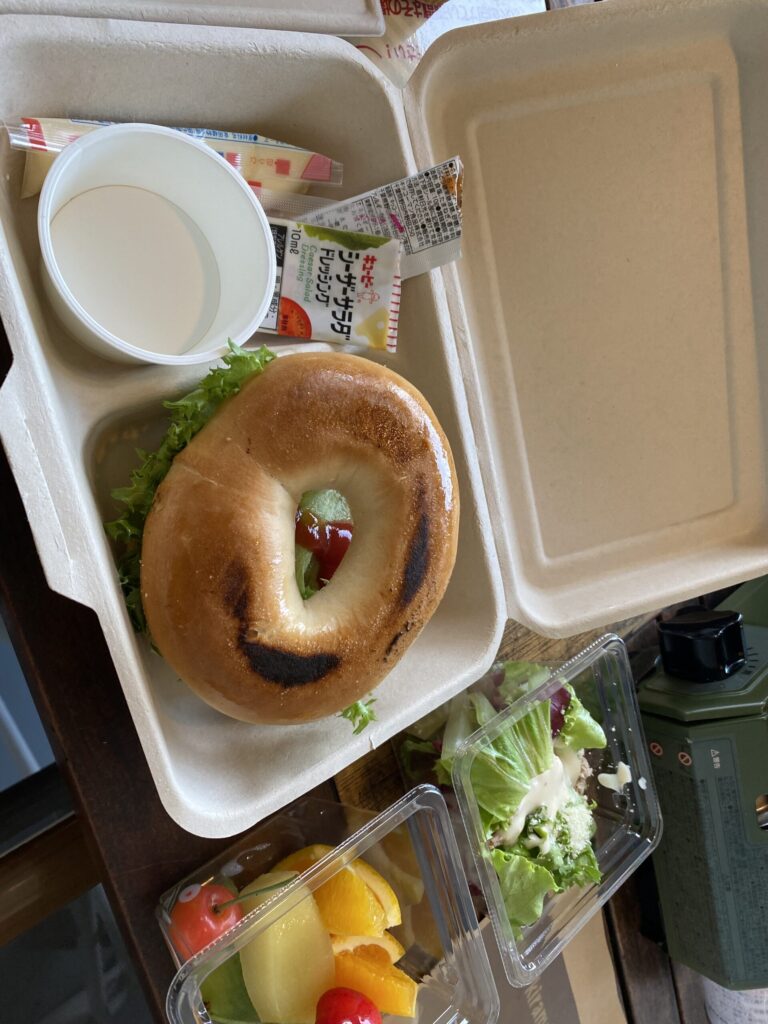 グランピングの朝食のベーグルサンドの完成バージョン焼き色が美味しそう