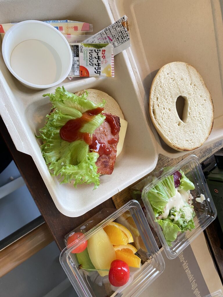 グランピングの朝食のベーグルサンドの中身ベーコンとベーグルを焼いて美味しかった