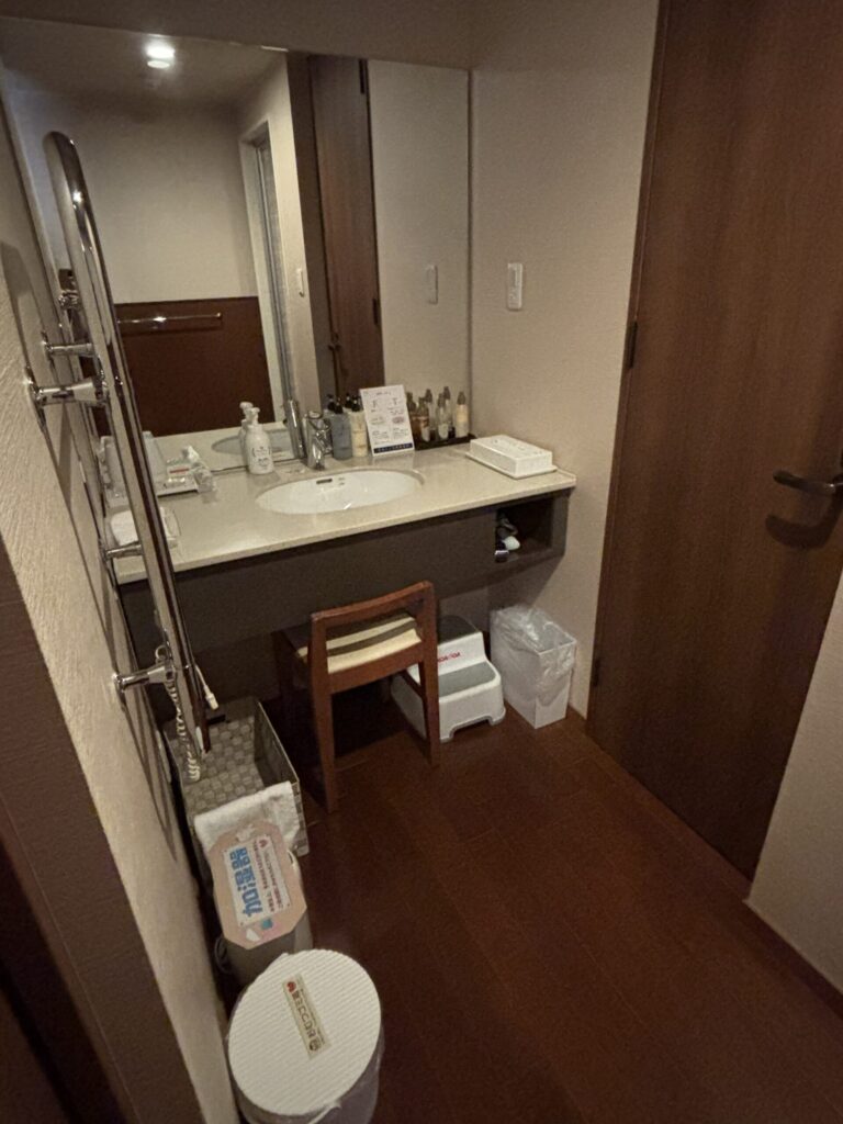 ホテルウェルシーズンの洗面台子ども用の階段もある