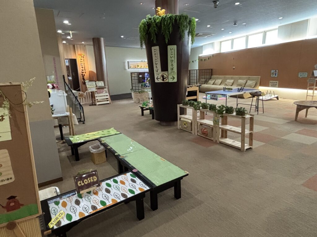 子どもの遊び場の入口入ってすぐ。オープンしたら色々な出し物をしてました