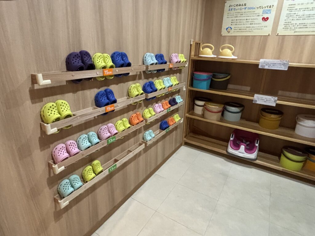 こども専用のアメニティ施設置き場。サンダルから便座など色々あります