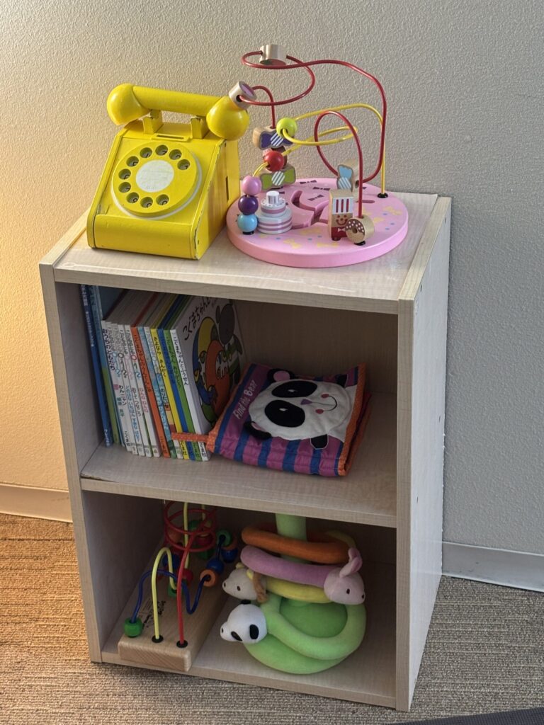 ことっこひろばの入口にあったおもちゃや絵本がありました