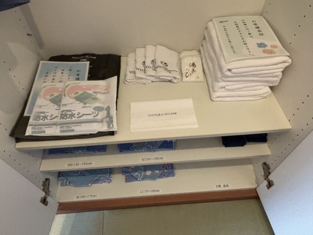 部屋にあるタオルや浴衣。子ども用も元から置いてありました。放水シーツもあって準備がいい