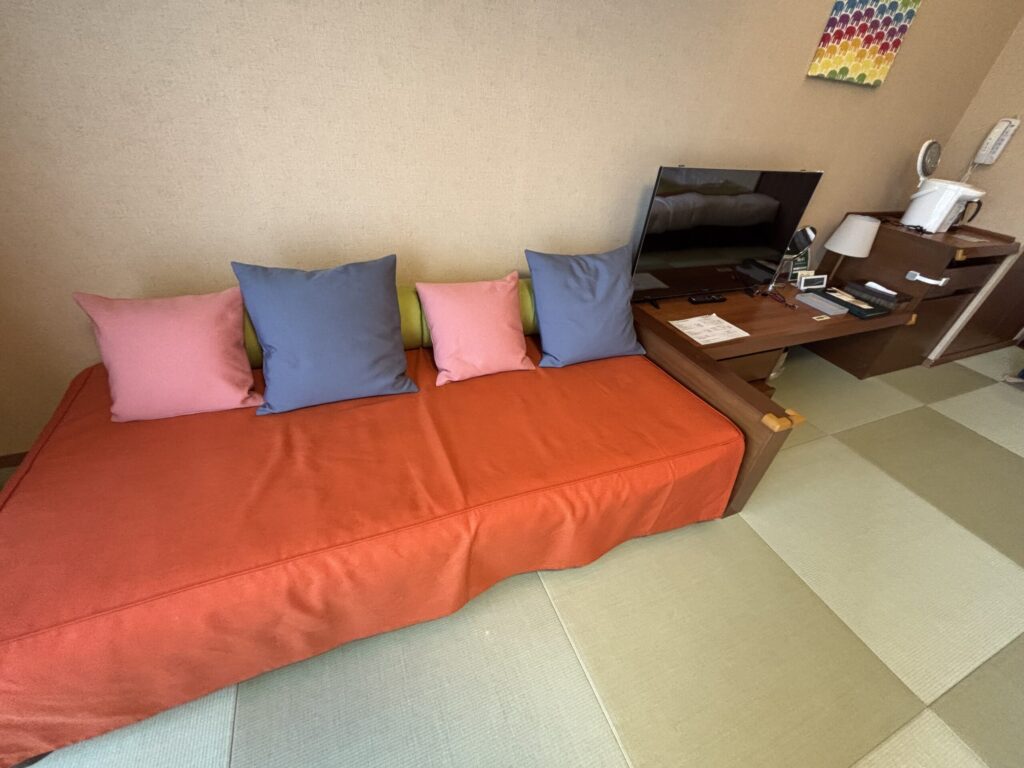 ホテルウェルシーズンの室内。ソファですが、寝れるぐらいの場所でした