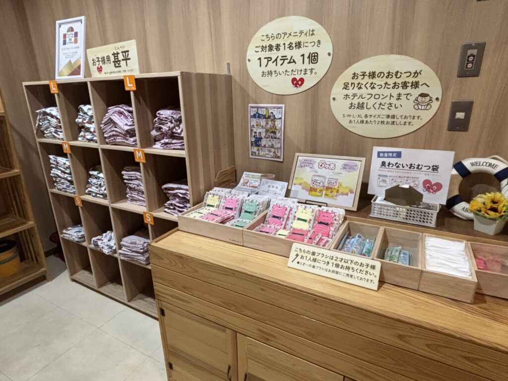 子ども用のアメニティ置き場の右側。浴衣や歯ブラシなどあります