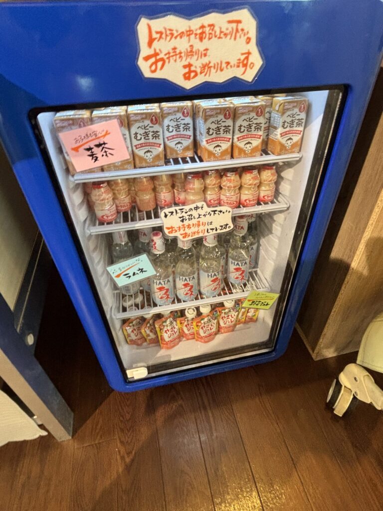 バイキングのキッズコーナーにある冷蔵庫。ヤクルトや下段の野菜ジェルは助かりました