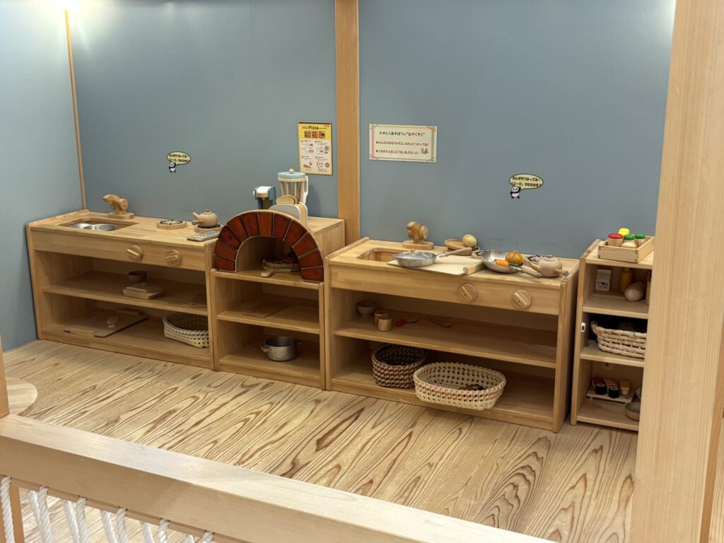 ことっこひろばのおままごとコーナー。全て木なので、おしゃれで大人もテンションあがります