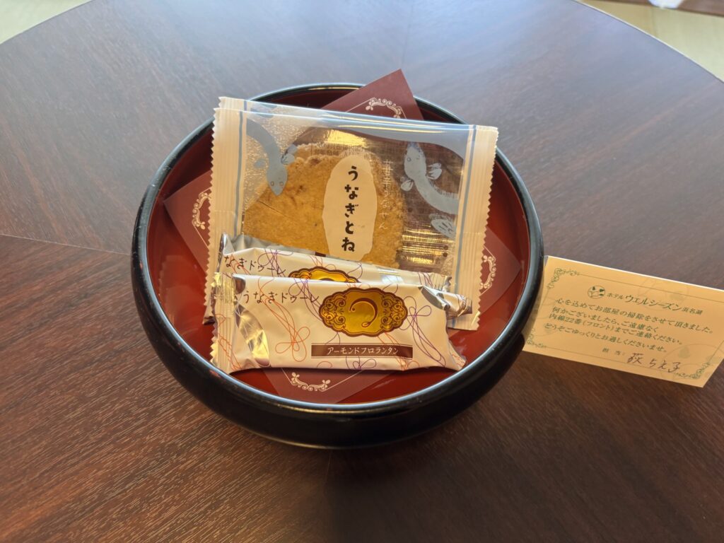 客室にあったお菓子。アーモンド入りなので、アレルギーの心配がある場合注意です