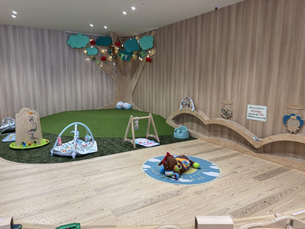 ことっこひろばの赤ちゃんコーナー。寝転がる場所がありゆったり過ごせていました