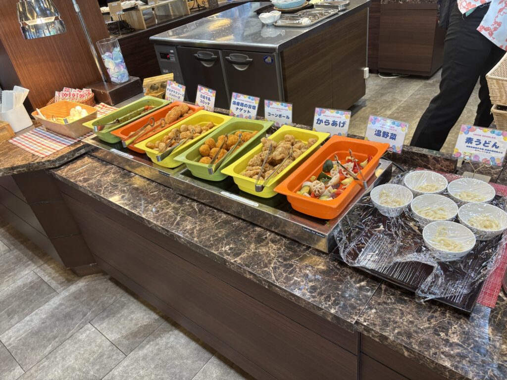 キッズ向けのバイキングコーナーもあり、棚も低くて取りやすかったです