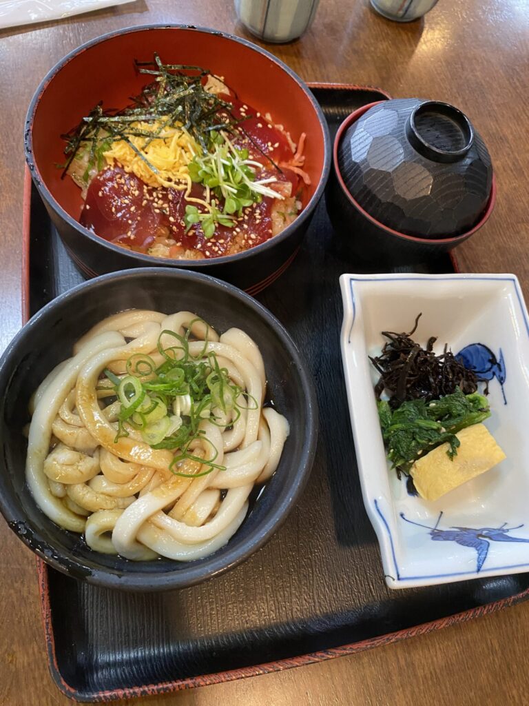 鳥羽水族館から歩いてもいける距離にある伊勢うどん屋さん