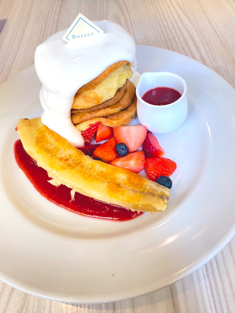 おしゃれなフルーツパンケーキの生クリームがけの画像