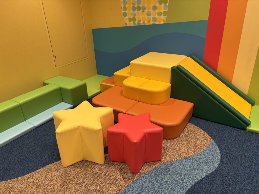 キッズパークの滑り台は少し小さいが、子ども達は楽しんでいた