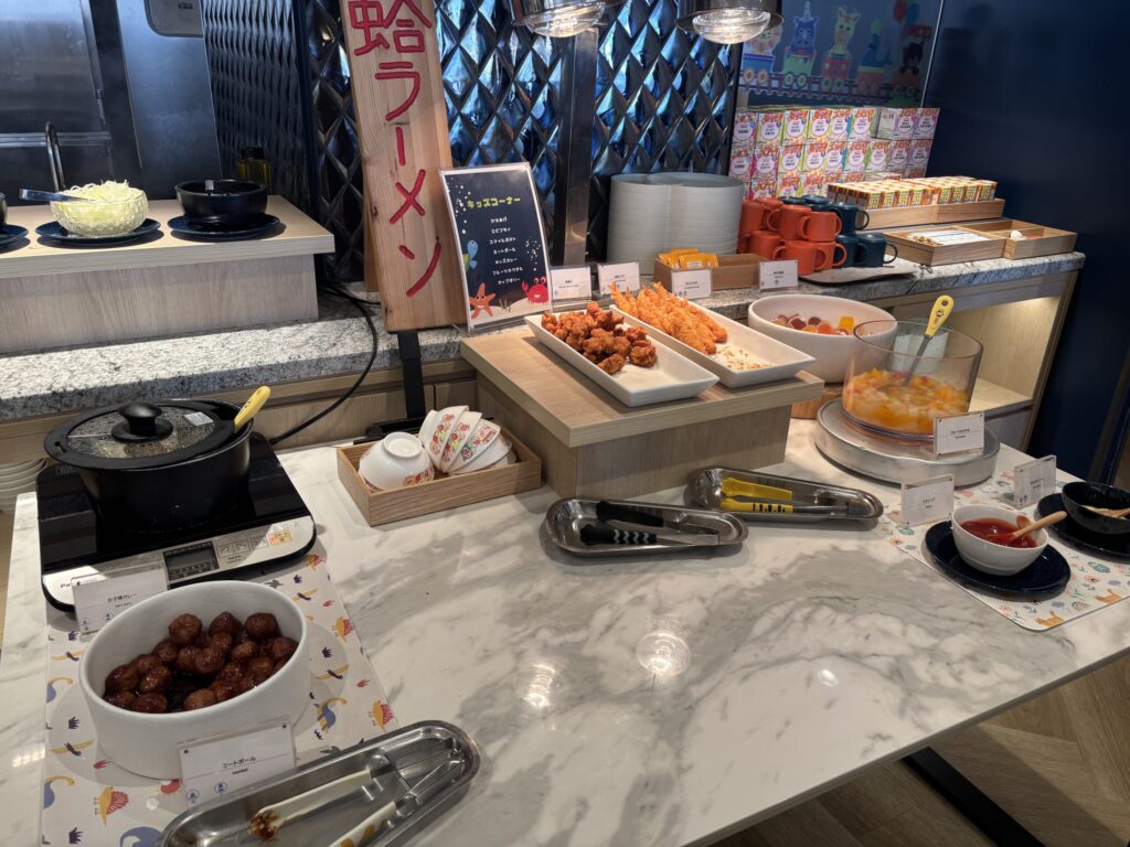夕食ビュッフェのキッズコーナー。子どもが好きな物が数点ありました