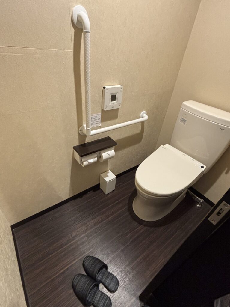 亀の井ホテル 九十九里の冷蔵庫とお茶、コップが置いてある