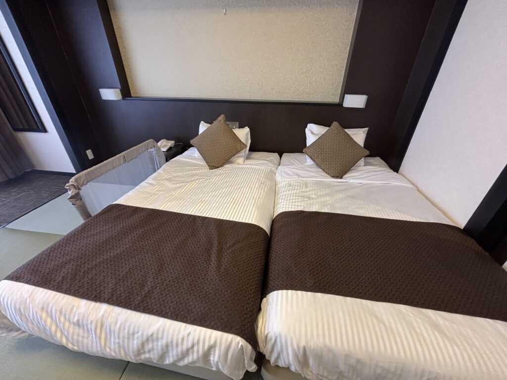 亀の井ホテル 九十九里のベッド。事前にベッドガードと布団をくっつけることを伝えていたので便利だった