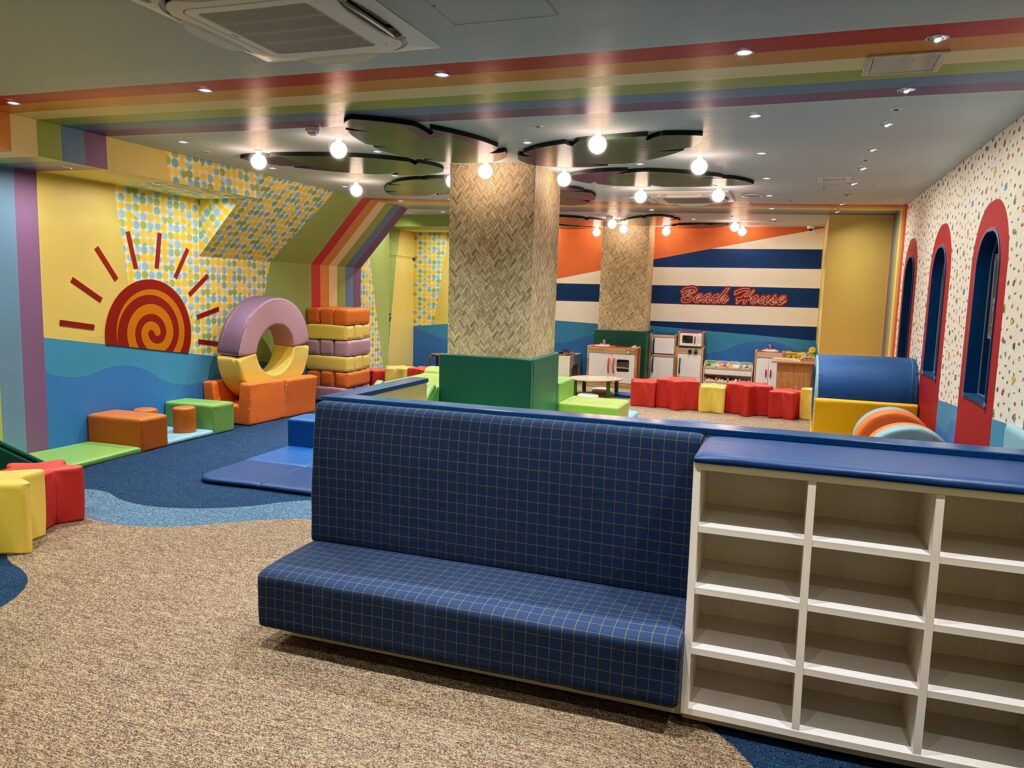 キッズパークの入口。靴を脱ぐスペースがあるので、室内でも気軽に遊ぶことができる