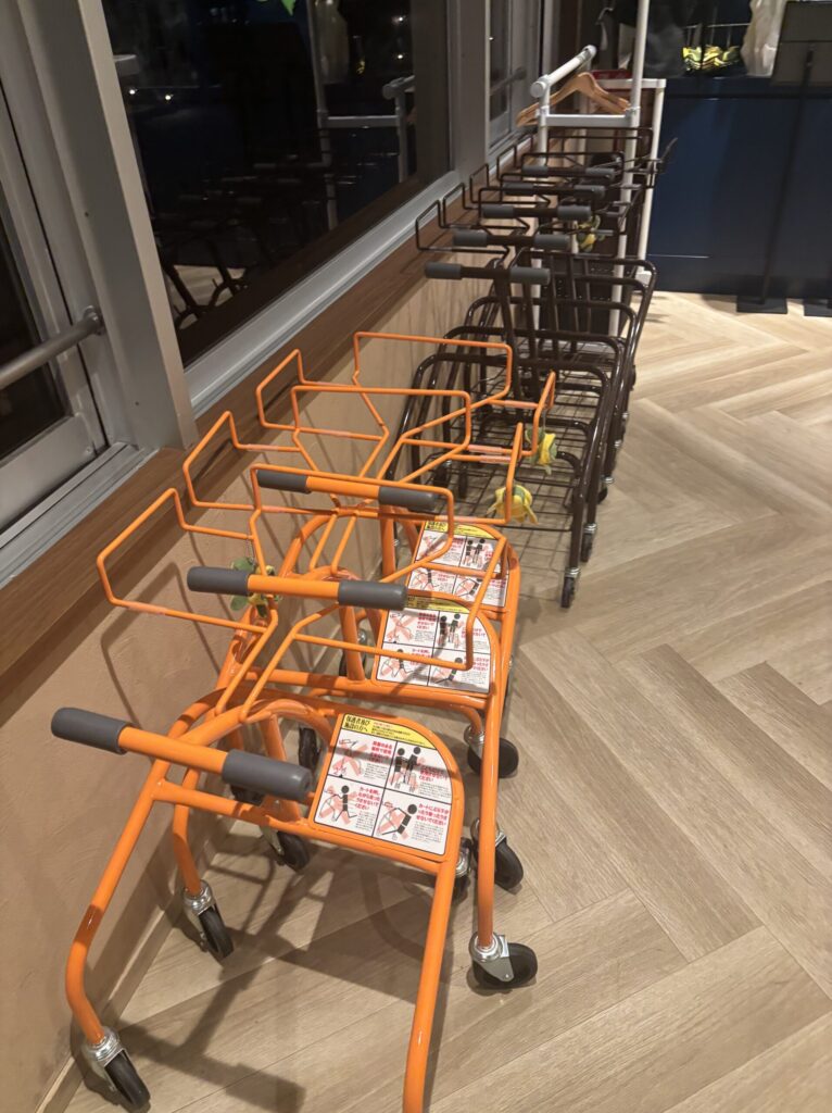 レストラン入口にあるお盆カート。なくなるのが早いのでお早めに