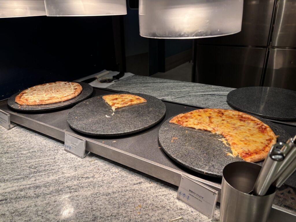夕食ビュッフェのピザ。3種類のピザが楽しめました。