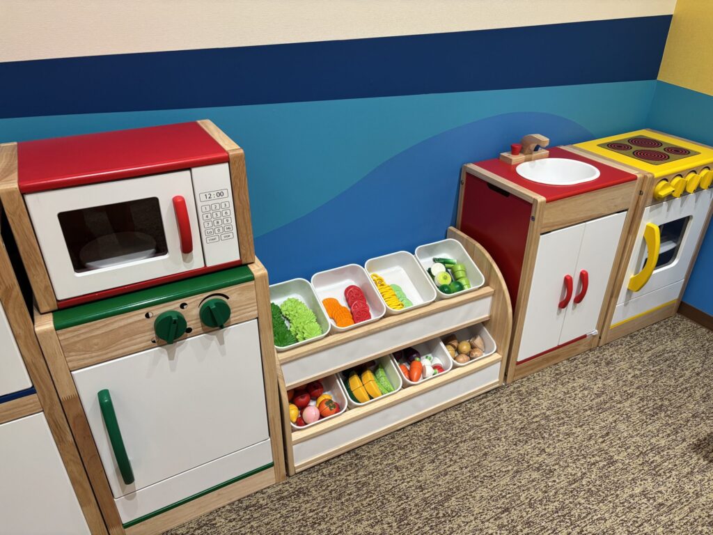 キッズパークの木製のキッチンセットや食材が並ぶ