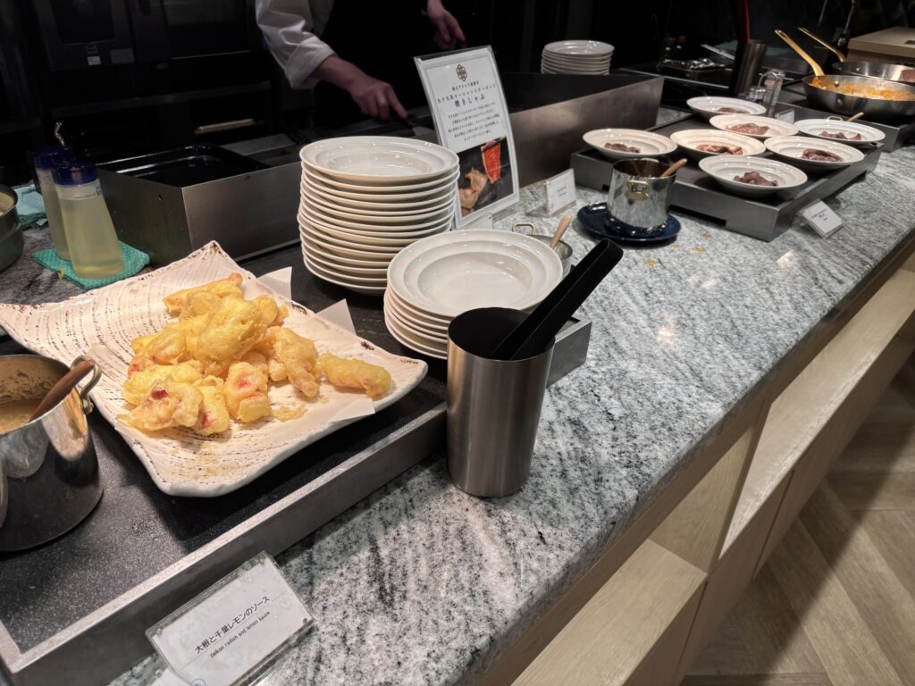 ライブキッチンの金目鯛フリッターと焼きしゃぶが並んでいます