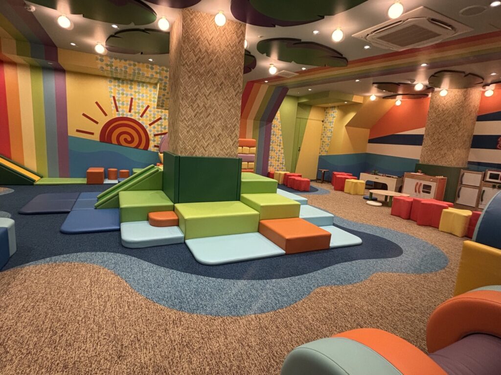 キッズパークの中。ふわふわしたクッションブロックがたくさんあり、移動も可能