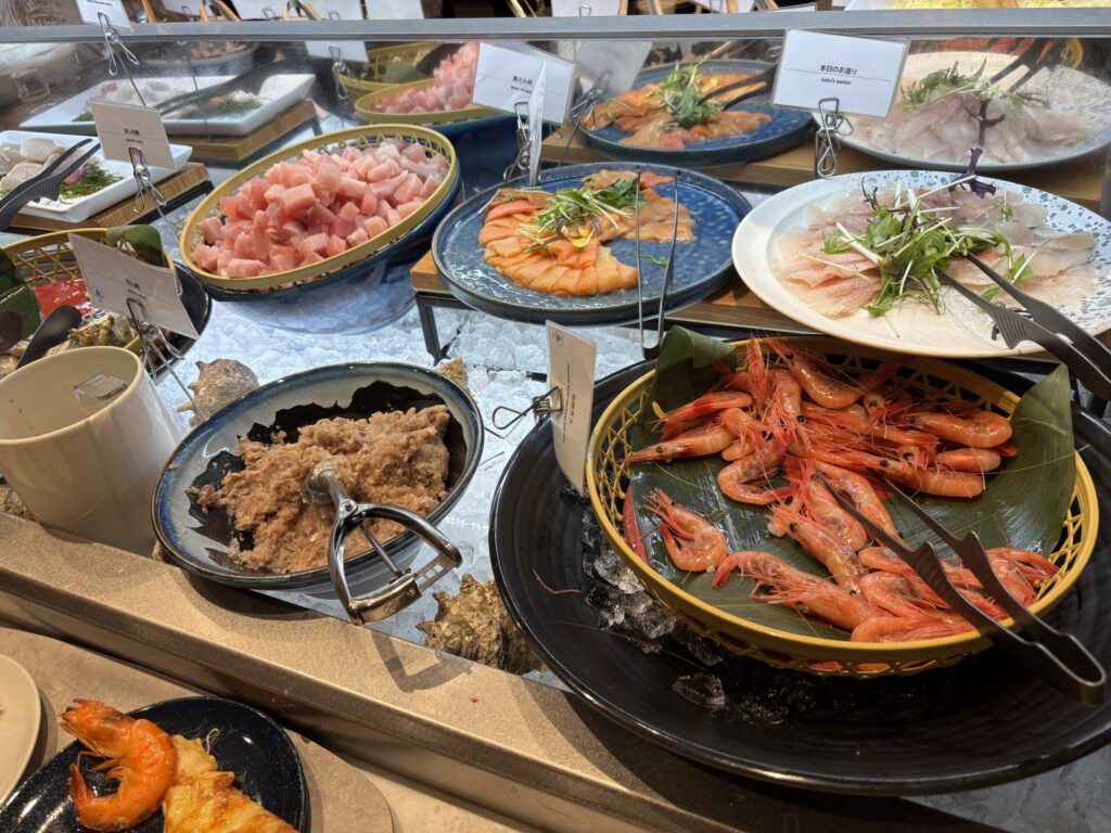 夕食ビュッフェのお刺身、海鮮。海鮮丼ができる