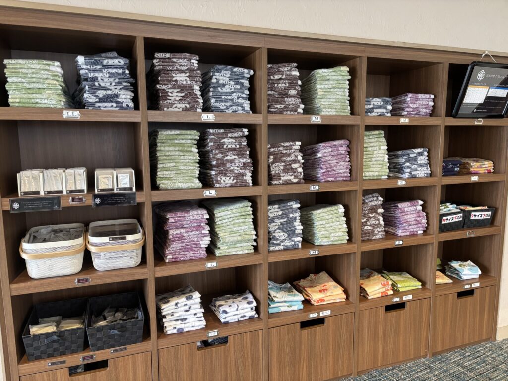 ホテルロビーのエレベーター横にあるアメニティ置き場。様々なサイズと柄の浴衣がある