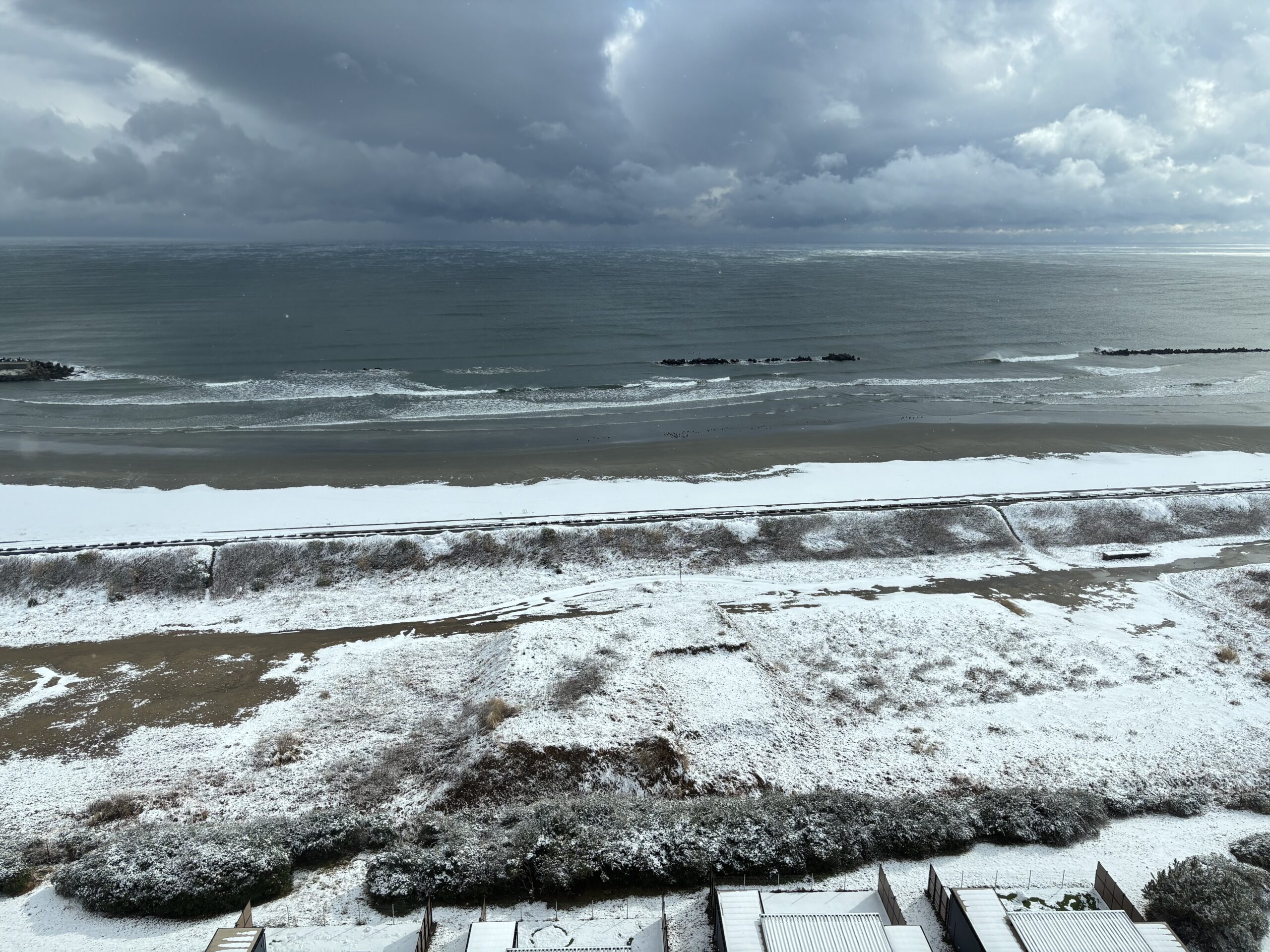 丁度、伺った日に雪が降っており、海までに雪が積もっていました