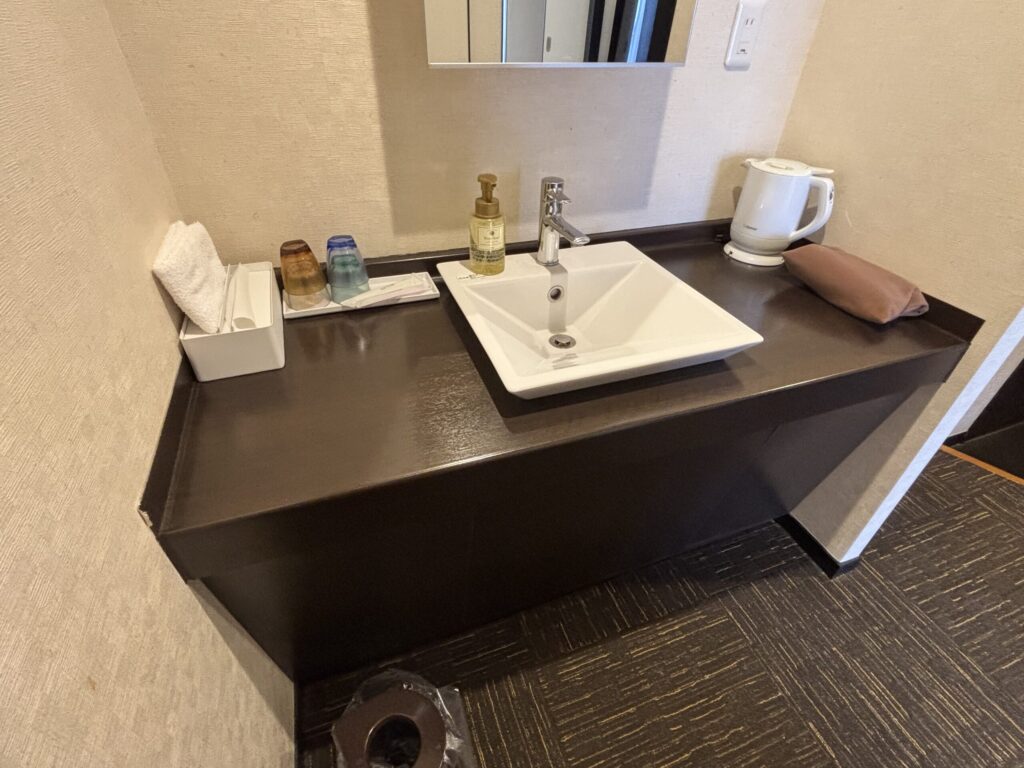 亀の井ホテル 九十九里の客室内の洗面台
