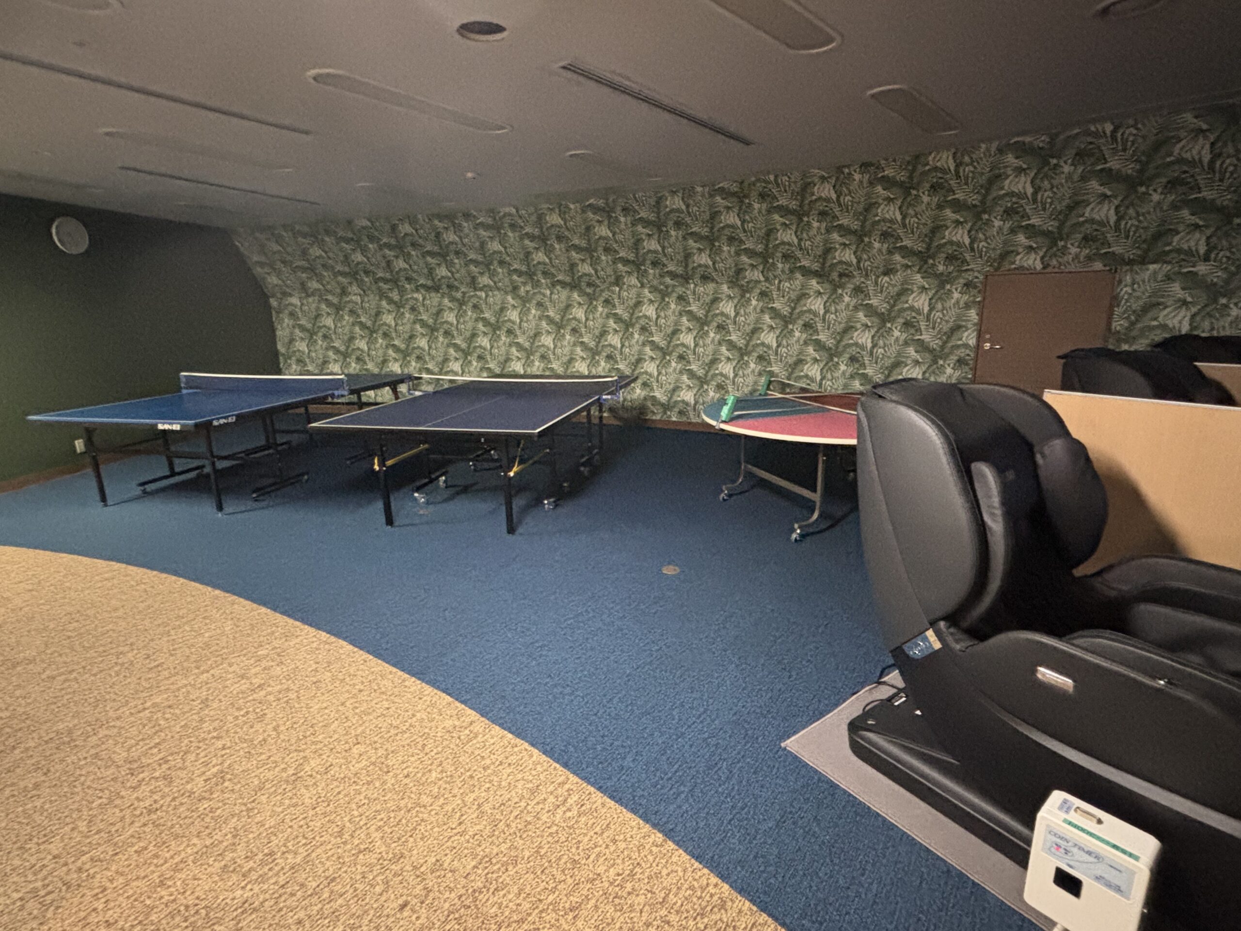 有料卓球台、奥にはカラオケルームがあります