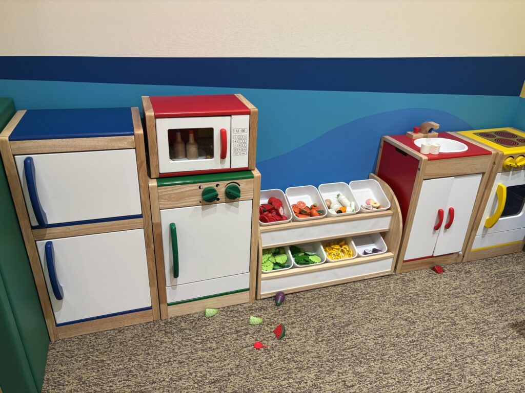 キッズパーク内の木製おままごとセット。冷蔵庫や電子レンジがあり、おままごとを楽しめた