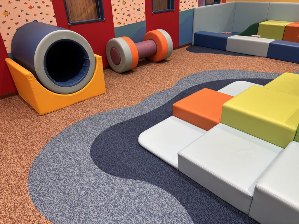 キッズパーク内のクッション遊具。丸い筒の中にも入れたり、動かすことができる