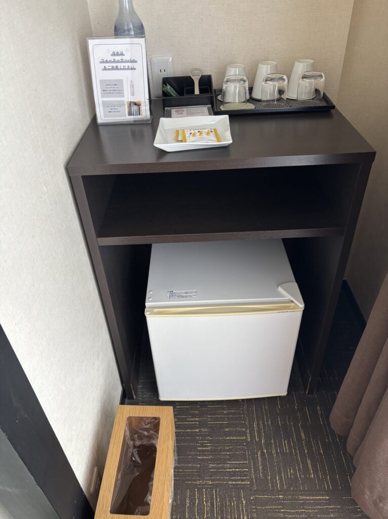 亀の井ホテル 九十九里の冷蔵庫。上にはお茶やコップが置いてある