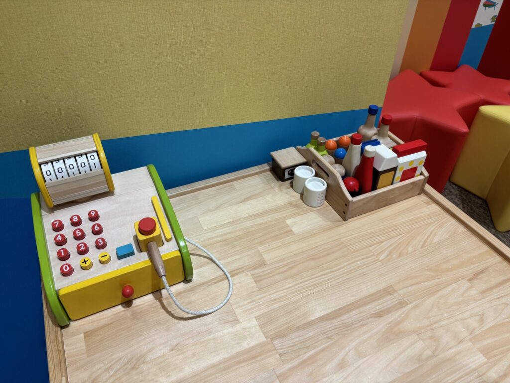 キッズパークの木製のキッチンセットのレジスター、木製の調味料がありました