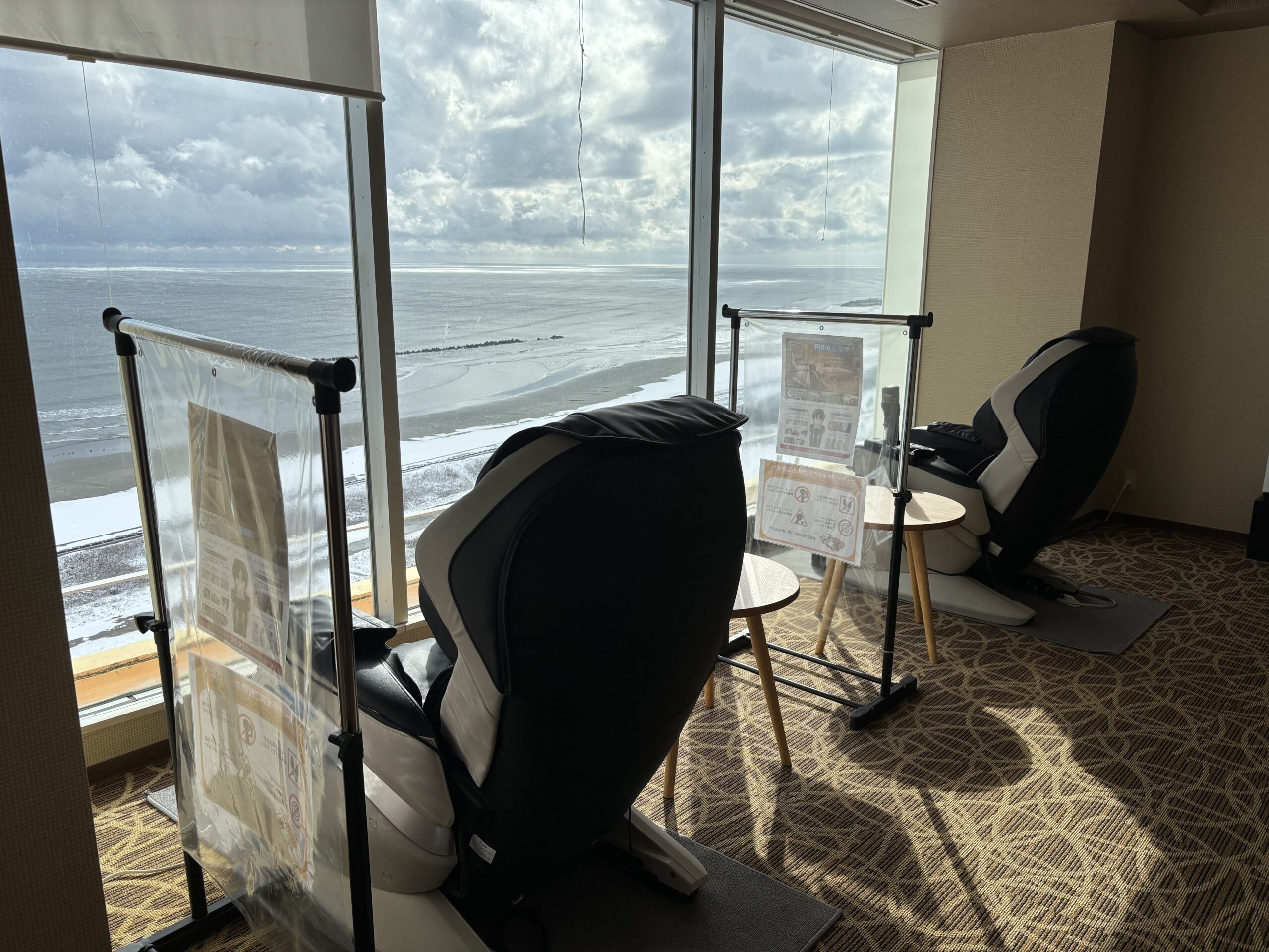 10階展望風呂の間にあるマッサージチェア。絶景を眺めながらできる