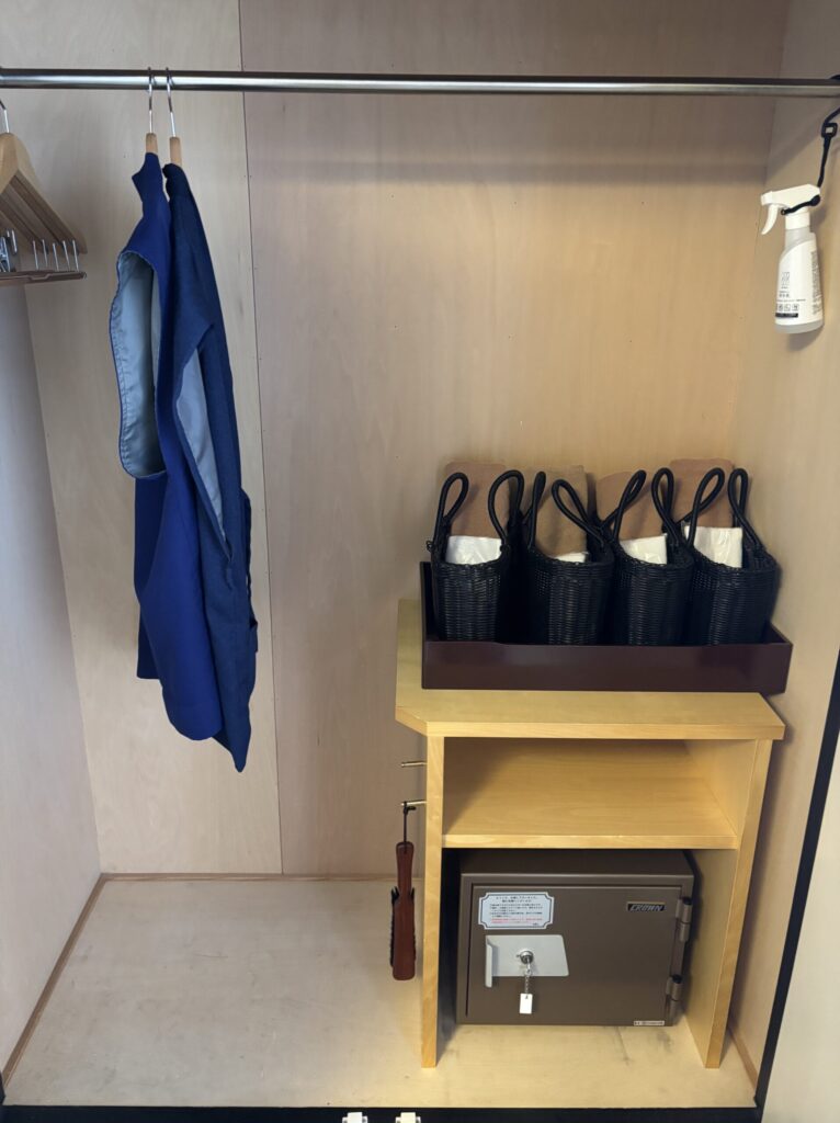 亀の井ホテル 九十九里のクローゼット。お風呂用のセットがかごの中に詰まっていました